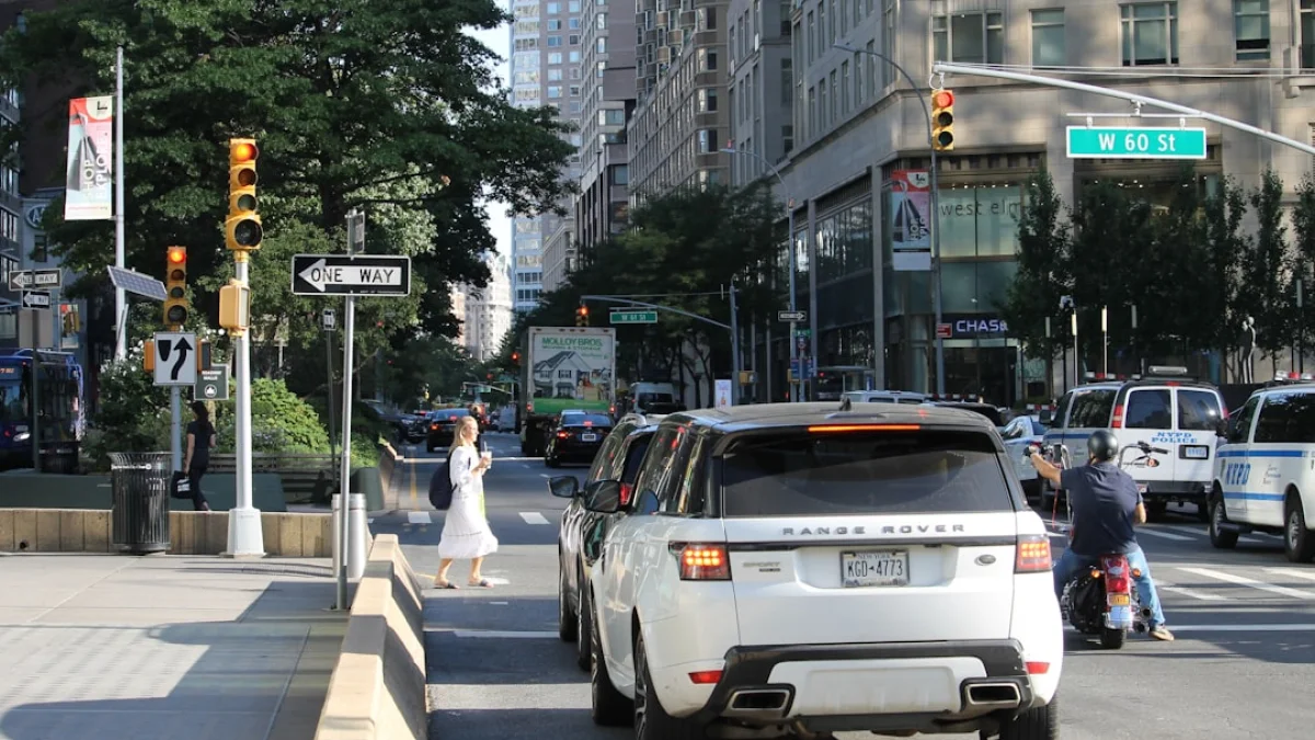 歩行者の動きを読むAI、精度はどこまで？