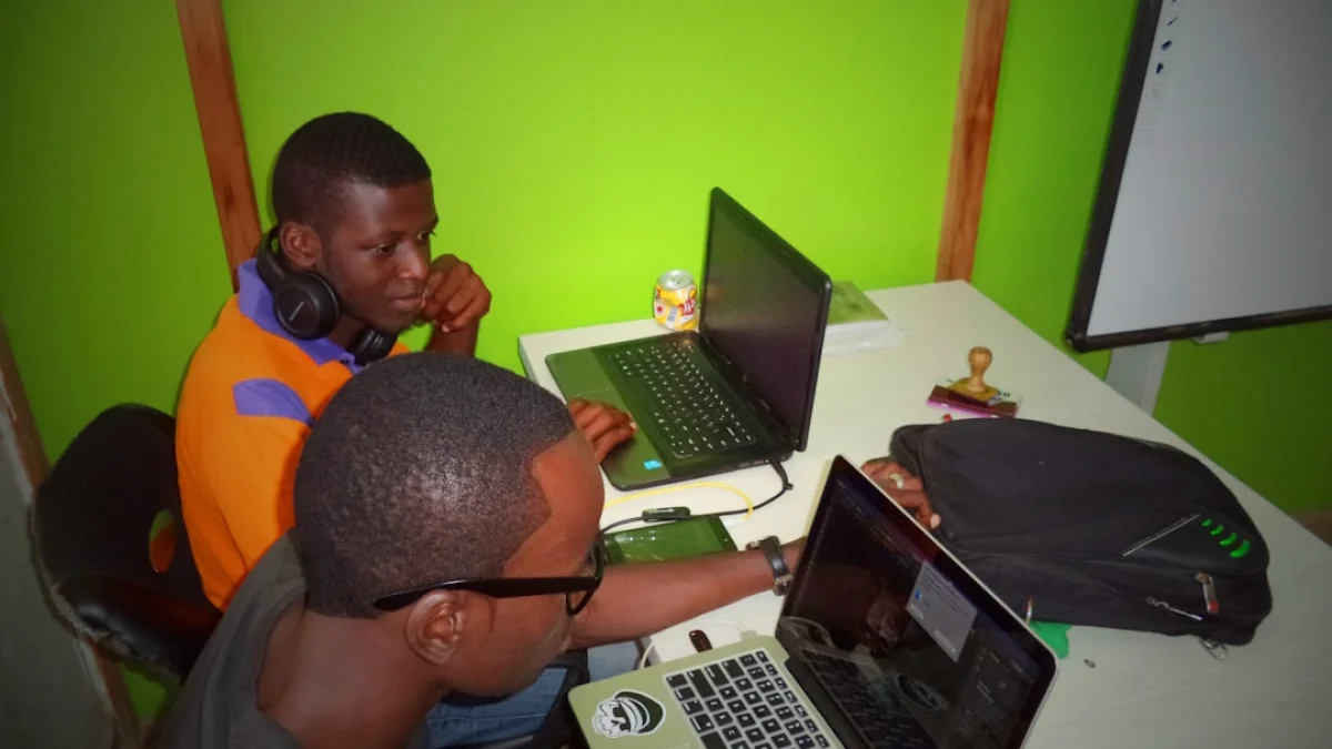 Ameliaと英国AI美少女がつくるミーム波紋