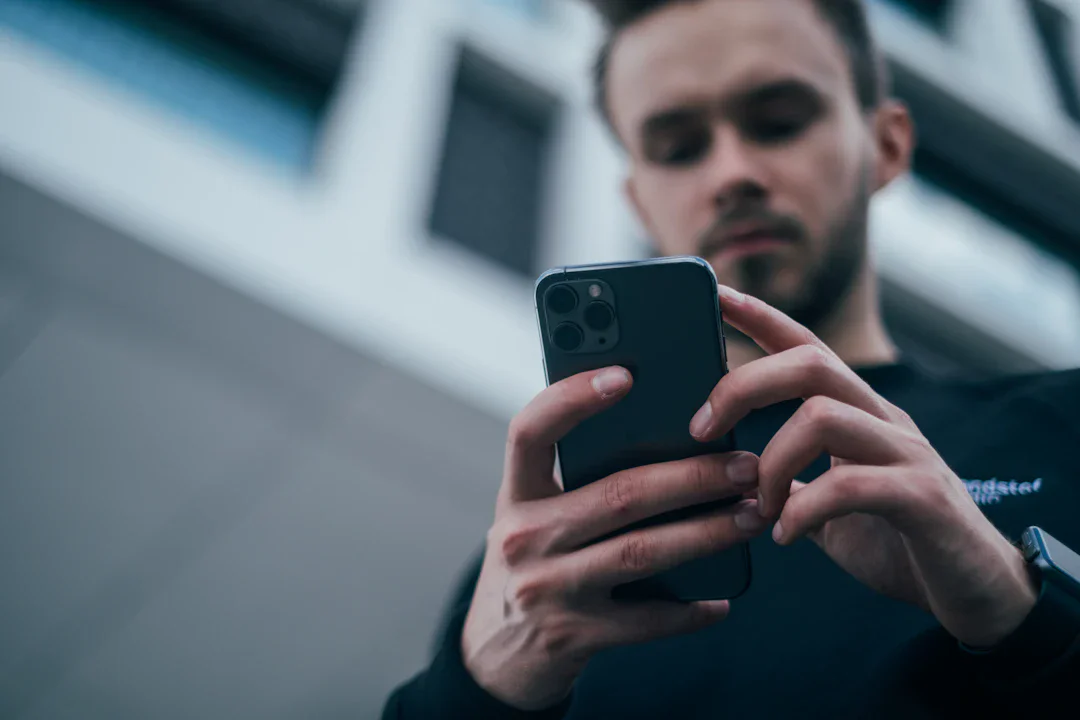 スマートフォン AI エージェントが中国で本格化——音声で食事注文から動画編集まで