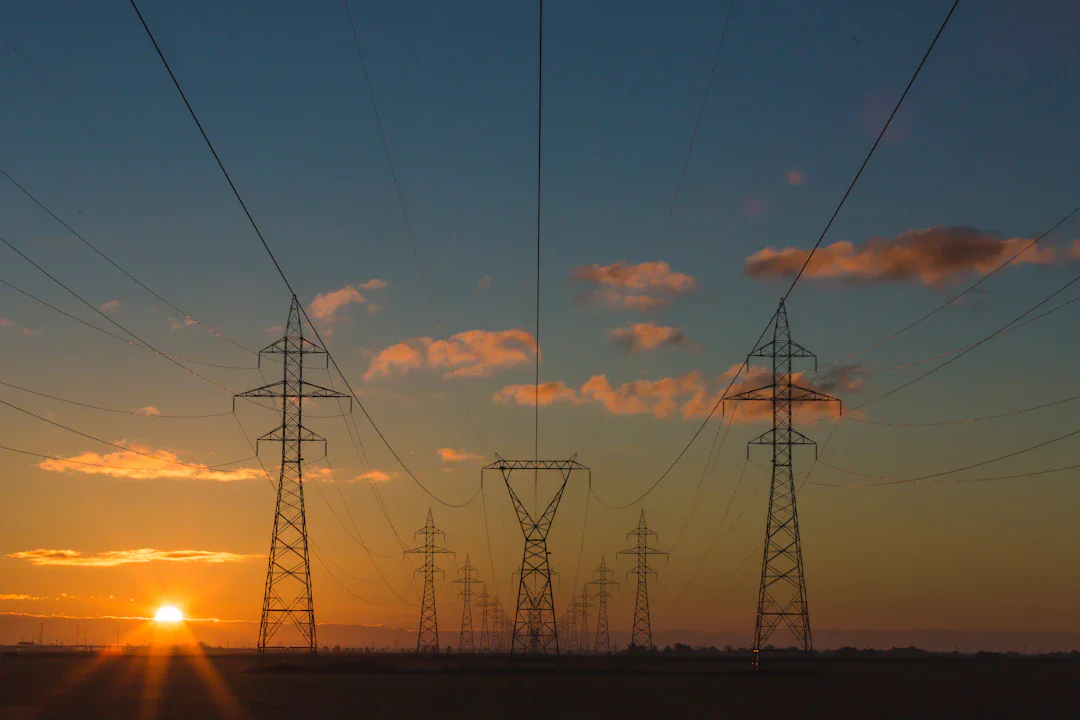 FERC が AI データセンター向けに「グリッド接続の優遇レーン」を開設——ただし電力不足の根本問題は未解決