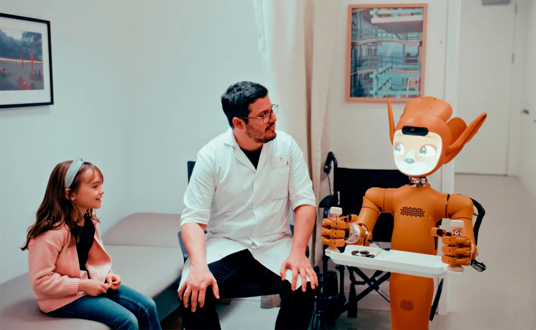ヒューマノイドロボット、世界初の手術に成功——外科医の遠隔操作で豚の肝臓切除実施