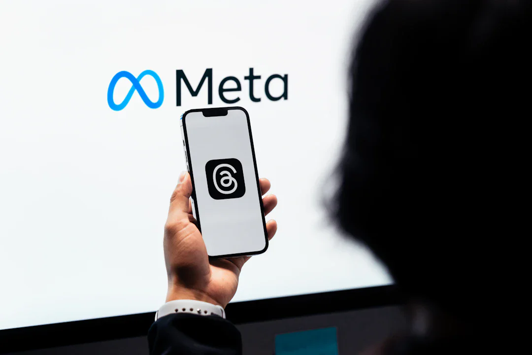Meta が Facebook に「AI Mode」をロールアウト、自然言語質問で合成回答を生成