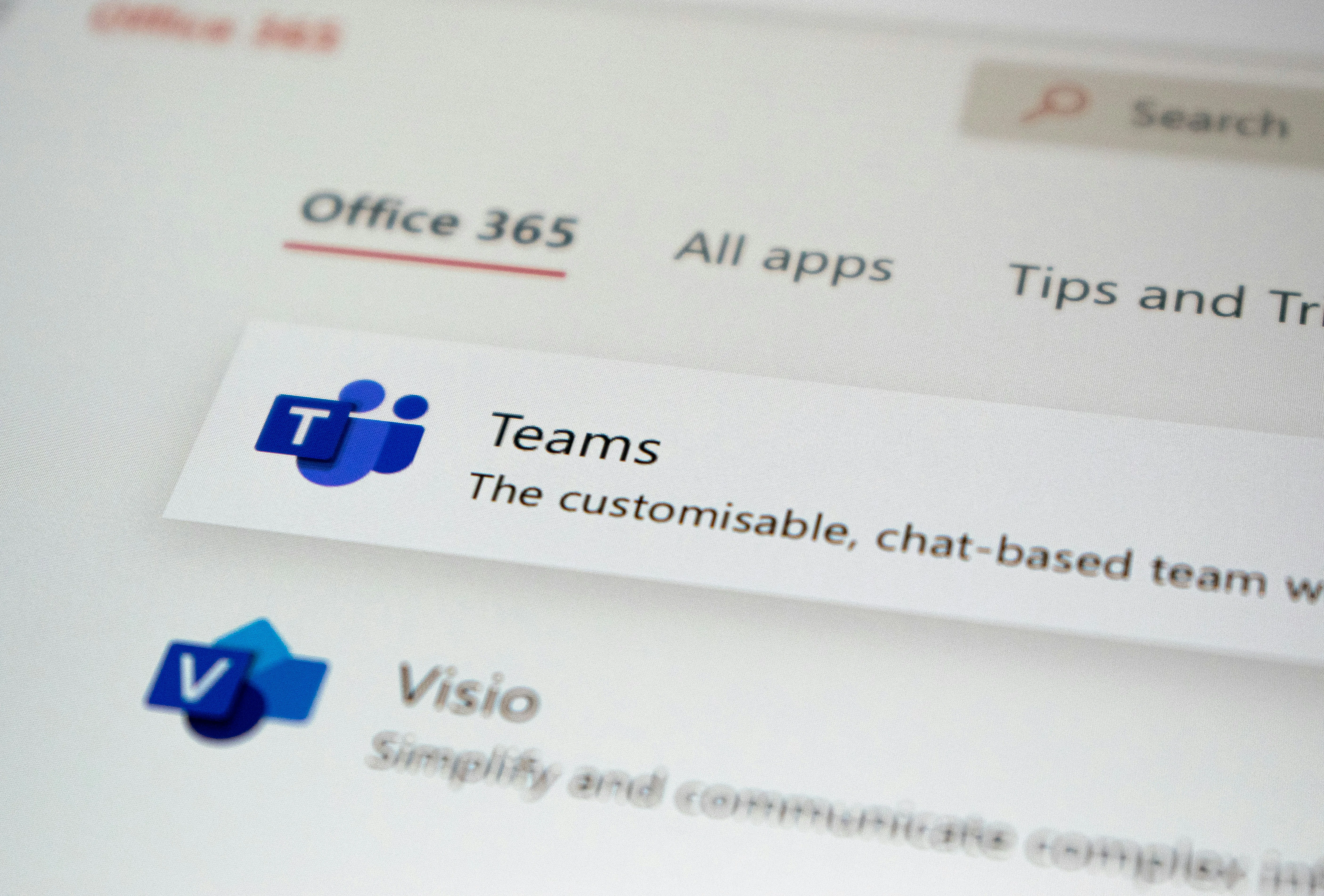 Microsoft Copilot in Word が変更追跡・コメント管理に対応、法務・金融向けに拡張