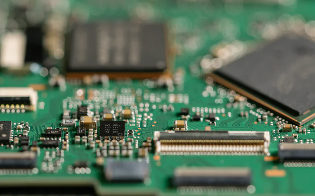 OpenAI、Broadcom カスタムチップの資金化難航——Microsoft 40% 購入が条件、2027 年稼働予定