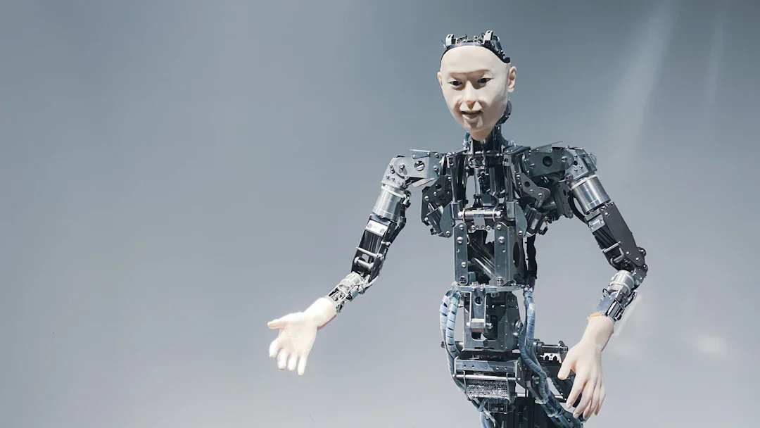 北京でロボットがハーフマラソン世界記録を達成、Honor のヒューマノイドが人間超越