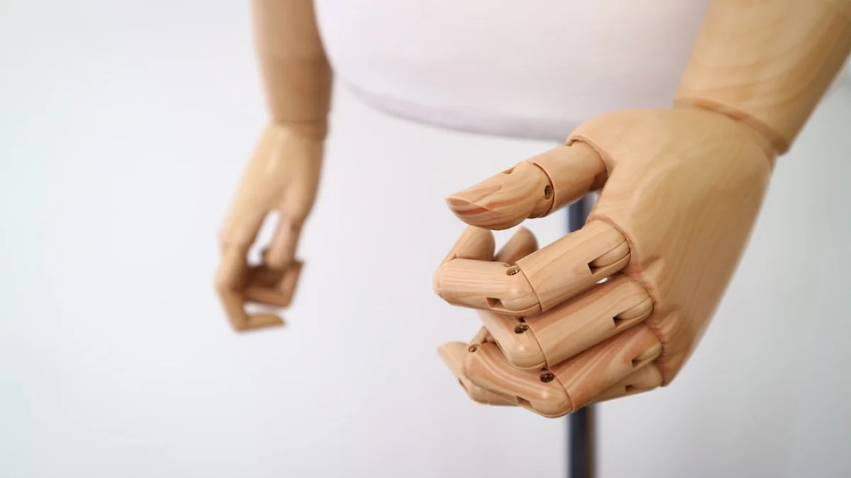 VRでわかる義手の“身体性”と速度の影響